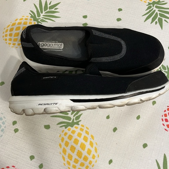 Sketchers Goga Mat Go Walk sneakers. - Picture 2 of 4